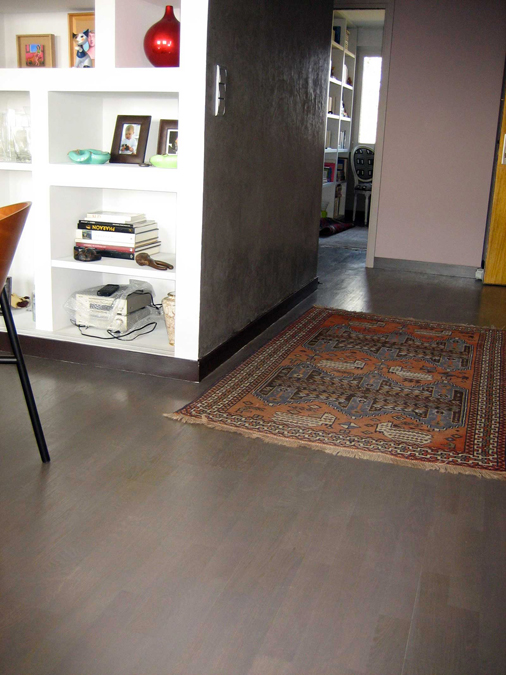 Pose de parquet gris dans un appartement